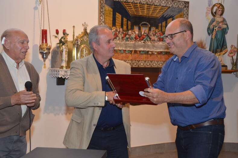 El pregonero recibe del concejal Agustín Arencibia un detalle (Foto Francisco Javier Santana)