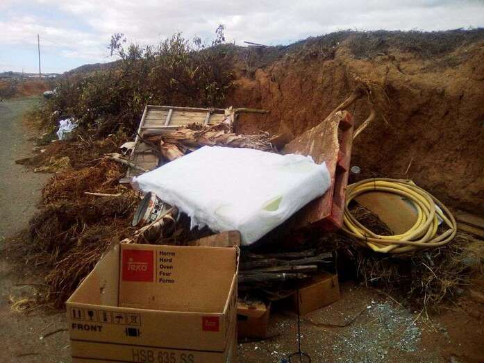 Residuos acumulados en la calle de Ahulagar, en el Callejón del Castillo (Foto TA)