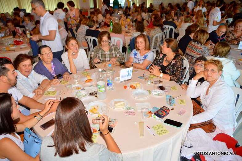 El aforo a tope en la merienda benéfica a favor de Yrichen (Foto Antonio Alí)