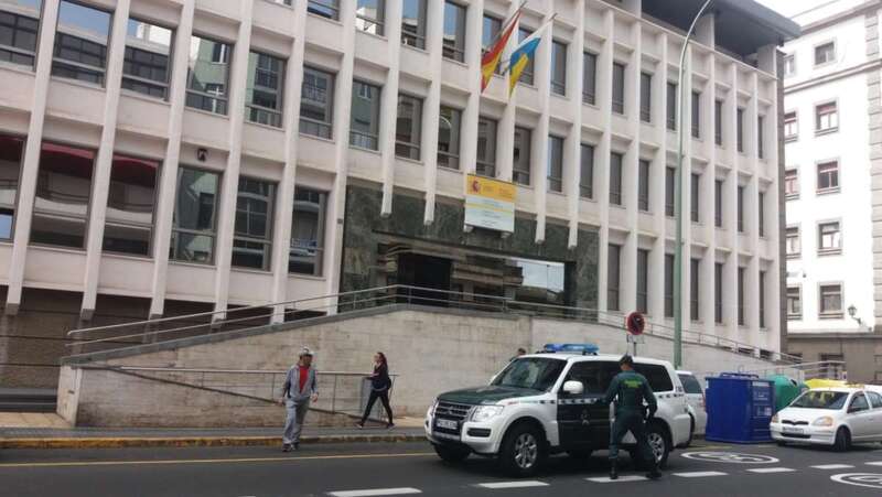 Imagen de uno de los registros acometidos por la Guardia Civil en la sede del Catastro en la capital grancanaria (Foto TA)