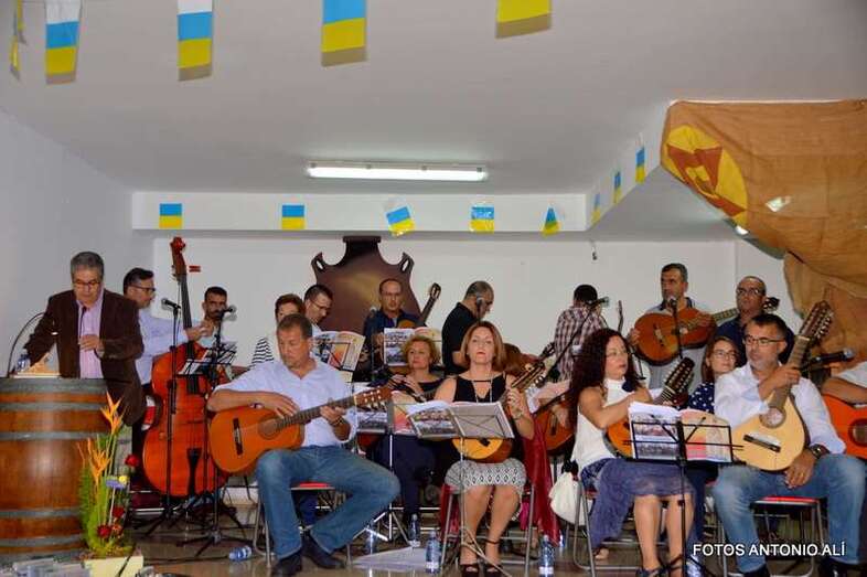 Los pregoneros de las fiestas de este año, anoche en el local social (Foto Antonio Alí)