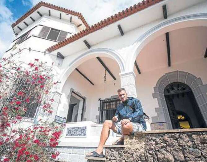 Kalman Racz, en la fachada de la mansión de San Rafael (Foto Borja Suárez-C7)