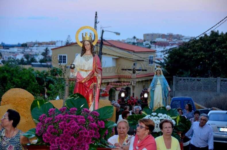 Momento de la procesión religiosa ayer tarde-noche en Caserones Bajos (Foto Francisco Javier Santana)