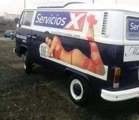 La furgoneta aparcada en un terreno próximo a la zona comercial de La Mareta desde la GC-1, en dirección sur (Foto TA)