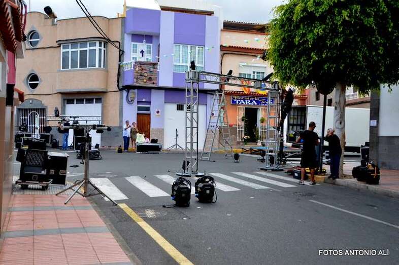 Los trabajos para el montaje de los equipos técnicos comenzaba ayer tarde en las inmediaciones de la Iglesia de El Calero (Foto Antonio Alí)
