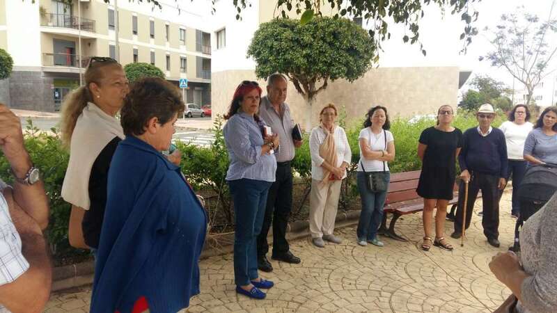 La concejala Saro Sosa con vecinos de la zona (Foto TA)