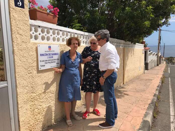 Manolo Álvarez, junto a unas vecinas de Telde en la que fuera la casa de San Mao (Foto TA)
