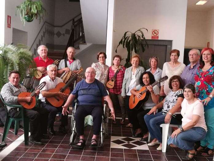 Miembros de la parranda con internos de la residencia (Foto TA)
