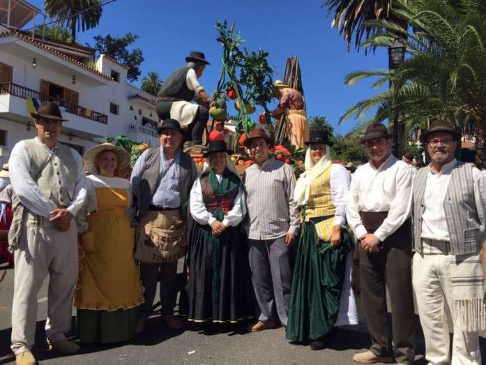 Imagen de la representación institucional que participó en la última romería del Pino (Foto TA)
