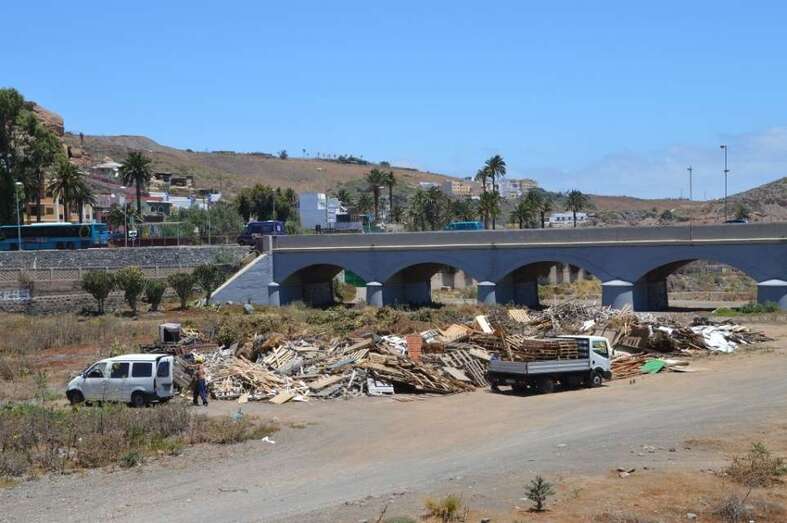 Imagen de archivo de los preparativos de la hoguera de San Juan en el Barranco Real de Telde (Foto TA)