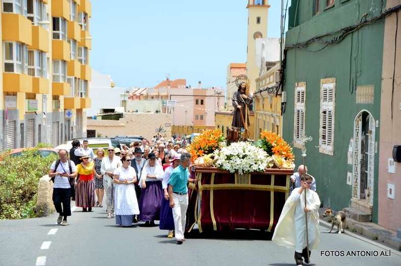 La imagen de San Isidro Labrador, a la salida del tempo por la calle de Raimundo Lulio (Foto Antonio Alí)