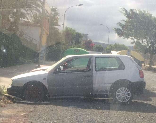 A los vecinos les preocupa que alguien pueda prender fuego al vehículo (Foto TA)