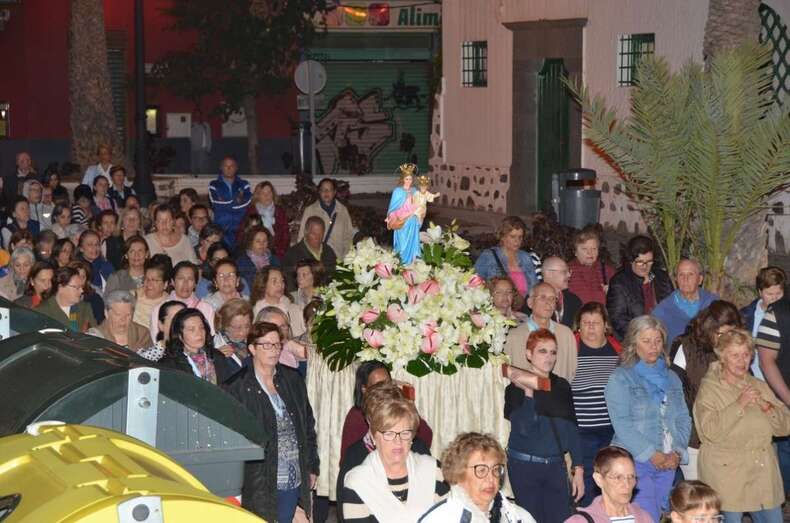 Imagen del Rosario de la Aurora, esta mañana por las calles de Los Llanos (Foto Francisco J. Santana)