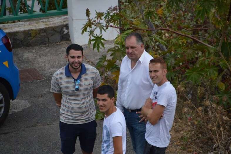 El pregonero Juan Martel, junto a unos jóvenes de La Gavia (Foto TA)