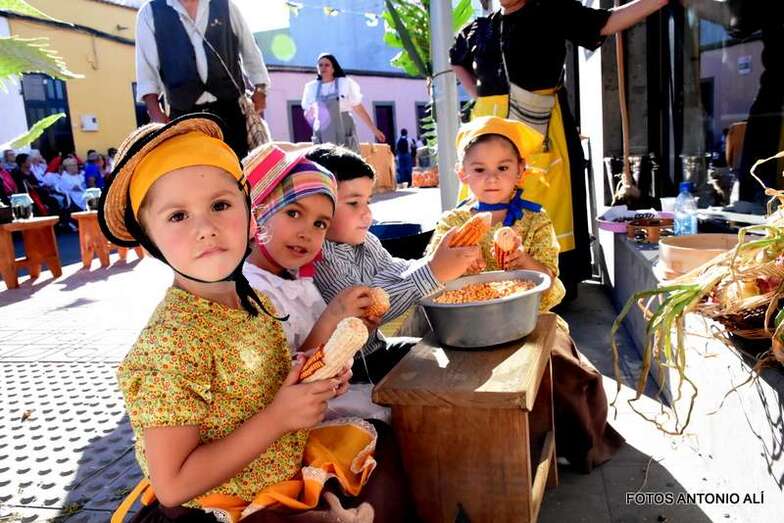 Grupo de niños que participaron en la descamisada de las piñas (Foto Antonio Alí)
