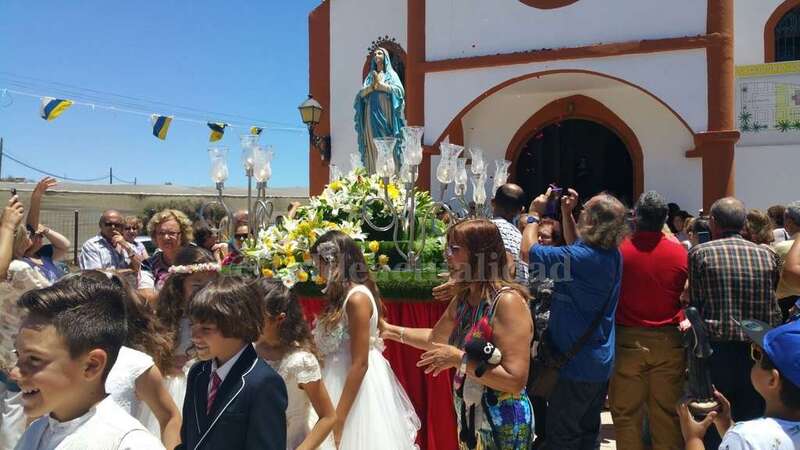 La procesión de este domingo, a la salida del templo (Foto TA)