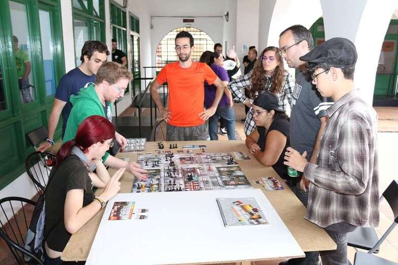 Niños jugando en la Casa de la Juventud (Foto TA)