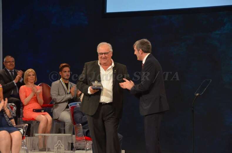 Momento en que Antonio Moreno recibe la Medalla de Oro de Canarias de manos del presidente regional (Foto TA)