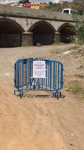 El Ayuntamiento de Telde ha desplegado vallas y difunde carteles recordando la prohibición (Foto TA)