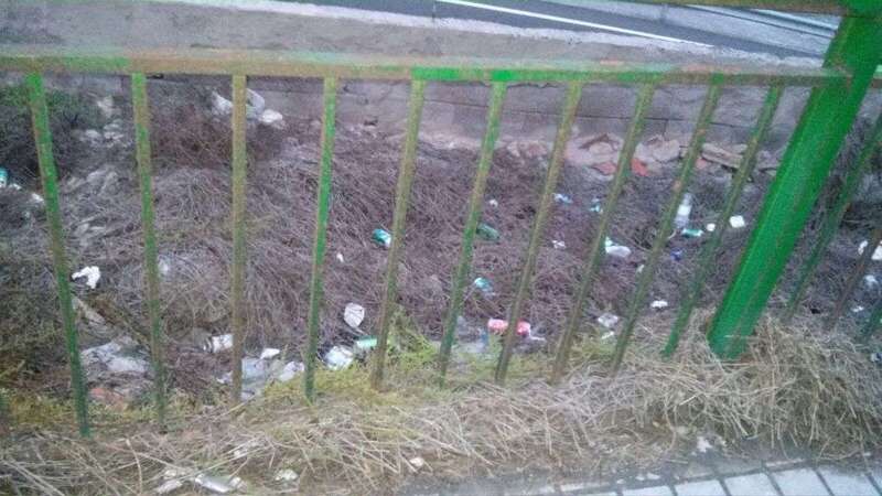 Parterre convertido en un basurero (Foto TA)