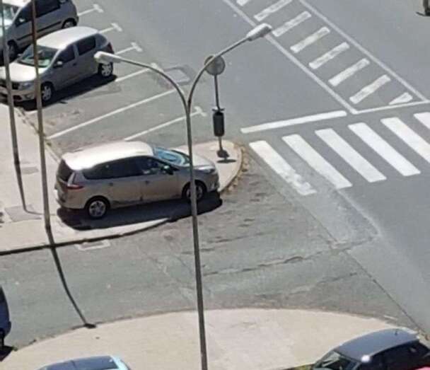 Un vehiíulo aparcado en la acera, cerca de un paso de peatones (Foto TA)