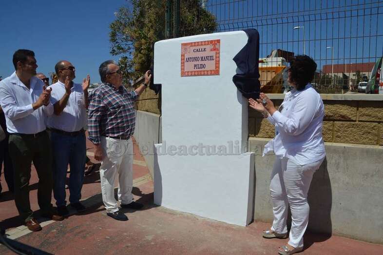 Momento del descubrimiento de la placa (Foto TA