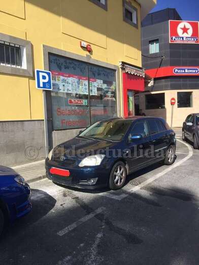 Coche ocupando la plaza reservada a conductores con discapacidad (Foto TA)