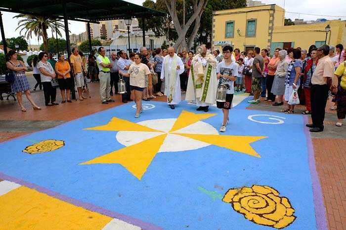La procesión pasa por encima de las alfombras (Foto TA)