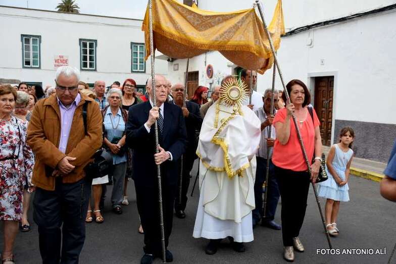 Momento de la procesión de esta tarde-noche por San Juan (Foto Antonio Alí)