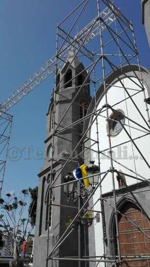 Estructuras metálicas delante de la Basílica de San Juan (Foto TA)