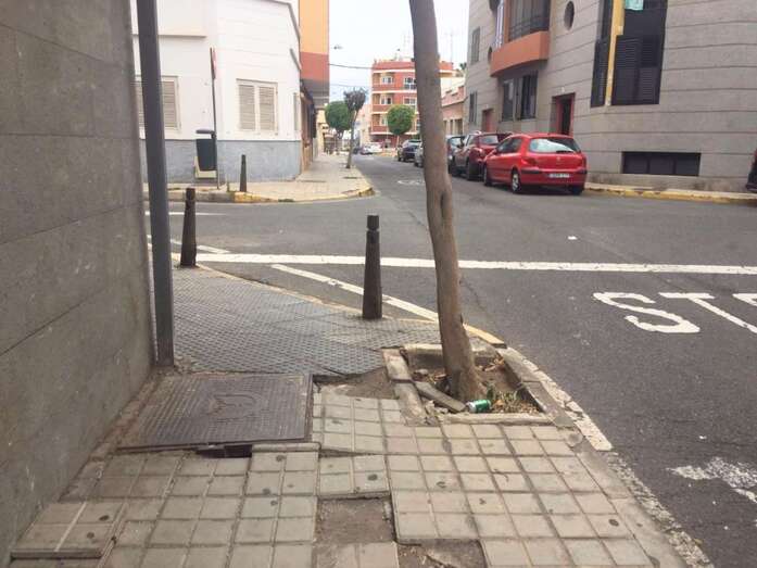 Los adoquines levantados y los bordillos dañados ponen en peligro la integridad de los peatones (Foto TA)