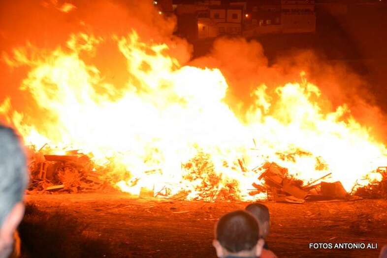 Hoguera de San Juan en el Barranco Real de Telde (Foto TA)