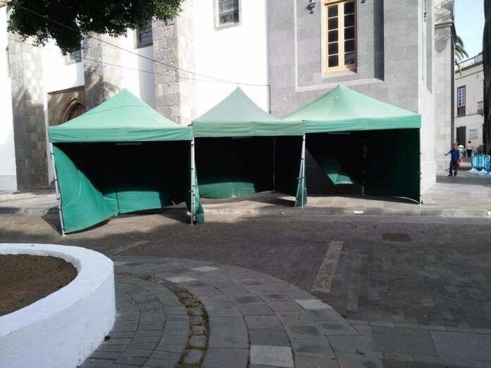 Casetas montadas en la plaza de San Juan para la Feria de Artesanía (Foto TA)