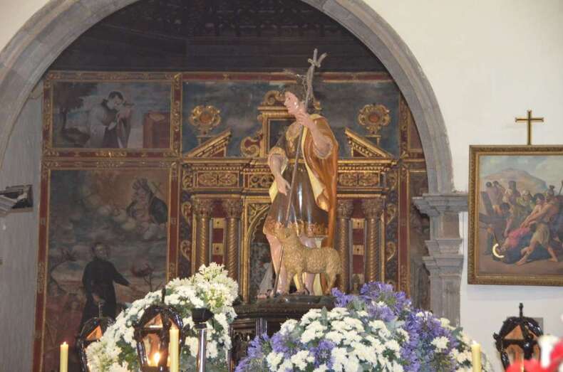 El trono de San Juan, bellamente engalanado, en el interior del templo durante la misa de este sábado (Foto Francisco Javier Santana)