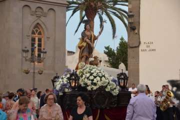 El patrono de Telde vuelve a tomar las calles de San Juan por la noche (Foto Francisco Javier Santana)