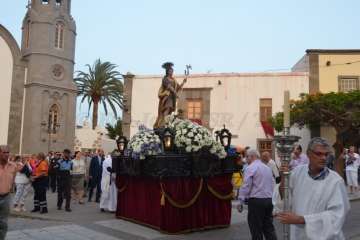 El patrono de Telde vuelve a tomar las calles de San Juan por la noche (Foto Francisco Javier Santana)