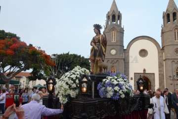 El patrono de Telde vuelve a tomar las calles de San Juan por la noche (Foto Francisco Javier Santana)
