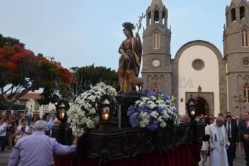El patrono de Telde vuelve a tomar las calles de San Juan por la noche (Foto Francisco Javier Santana)