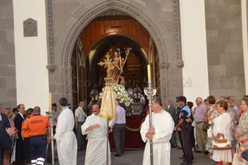 El patrono de Telde vuelve a tomar las calles de San Juan por la noche (Foto Francisco Javier Santana)