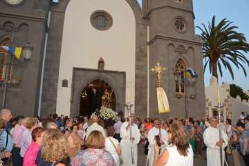 El patrono de Telde vuelve a tomar las calles de San Juan por la noche (Foto Francisco Javier Santana)