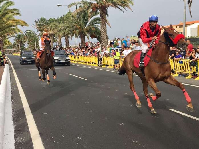 Momento de una de las carreras de esta tarde en la Avenida del Cabildo (Foto TA)