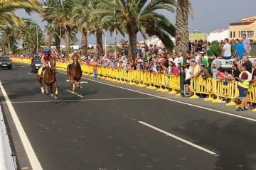 Carreras de caballos y entrega de premios en la Avenida del Cabildo (Foto TA)