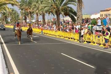 Carreras de caballos y entrega de premios en la Avenida del Cabildo (Foto TA)