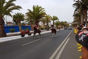 Carreras de caballos y entrega de premios en la Avenida del Cabildo (Foto TA)