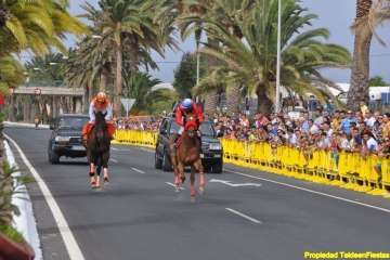 Carreras de caballos y entrega de premios en la Avenida del Cabildo (Foto TA)