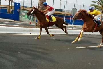Carreras de caballos y entrega de premios en la Avenida del Cabildo (Foto TA)