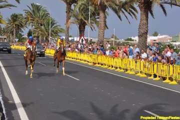 Carreras de caballos y entrega de premios en la Avenida del Cabildo (Foto TA)