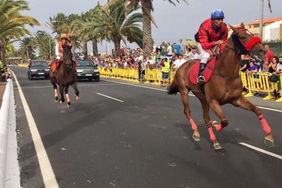 Carreras de caballos y entrega de premios en la Avenida del Cabildo (Foto TA)