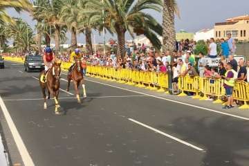 Carreras de caballos y entrega de premios en la Avenida del Cabildo (Foto TA)