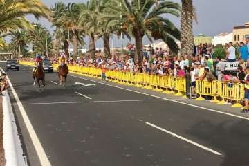 Carreras de caballos y entrega de premios en la Avenida del Cabildo (Foto TA)
